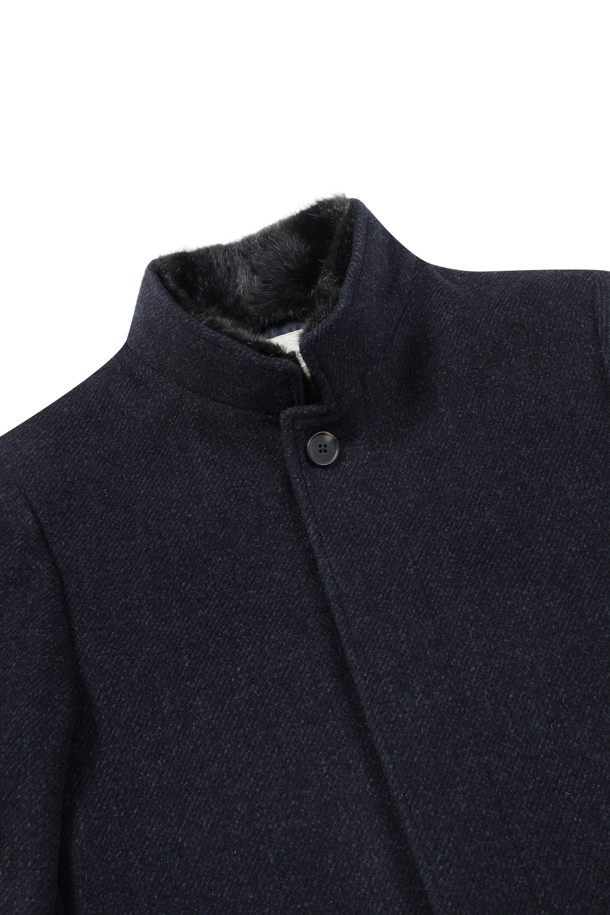 칼라 FUR 울/캐시미어 블렌디드 코트는 겨울철 클래식한 스타일을 완성하는 하프 기장의 스탠칼라 코트입니다. 부드러운 촉감의 울과 캐시미어 혼방 소재로 제작되었으며, 마이크로 패턴이 은은하게 돋보입니다. 탈부착 가능한 머스크랫 FUR, 사선 포켓 디자인, 등판 구스다운 퀼팅, 퀼팅 안감, 브렌우드 로고테이프 디테일로 고급스러움을 더했습니다. 히든 키퍼 여밈 방식과 레귤러 핏으로 편안하면서도 시크한 스타일을 연출하며, 겨울 데일리룩, 오피스룩, 모임룩에 모두 잘 어울립니다. 블랙 컬러로 미니멀하고 시크한 스타일을 즐겨보세요.
