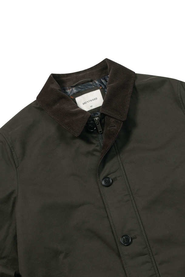 세련된 스타일을 연출하는 남성용 코듀로이 배색 워싱 코트입니다. 차콜 그레이 컬러의 무지 디자인으로 캐주얼과 클래식, 미니멀한 스타일을 모두 소화할 수 있습니다. 가을과 초겨울에 적합하며, 허벅지 기장의 레귤러핏으로 편안한 착용감을 제공합니다. 코듀로이 배색 칼라와 체크 패턴 안감, 바이린 SV 충전재, 바이오워싱, 왁스 코팅 마감으로 고급스러운 디테일을 더했습니다. 지퍼와 버튼으로 여밀 수 있으며, 부드러운 촉감의 코튼 혼방 소재로 제작되어 겨울 데일리룩, 출근룩, 모임룩에 활용하기 좋습니다.
