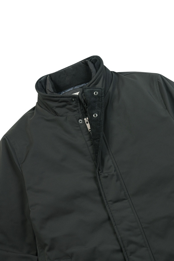 [이노버] 베이직 3-way 다운 코트는 남성 고객을 위한 겨울철 필수 아이템입니다. 비즈니스 캐주얼 및 출근룩에 적합하며, 베이직하고 캐주얼한 스타일을 연출합니다. 허벅지 기장의 레귤러핏 블랙 컬러 다운 코트로, 부드러운 촉감의 폴리에스터 및 나일론 혼방 소재로 제작되었습니다. 보온성을 위한 두꺼운 두께감과 긴 소매, 지퍼 여밈 방식이 특징이며, 3-way 타입으로 내피 분리가 가능합니다. 머스코비덕 다운 충전재(솜털:깃털=80:20)와 코듀로이 배색, 내피 안감 뉴욕 지도 프린팅으로 디자인의 완성도를 높였습니다.
