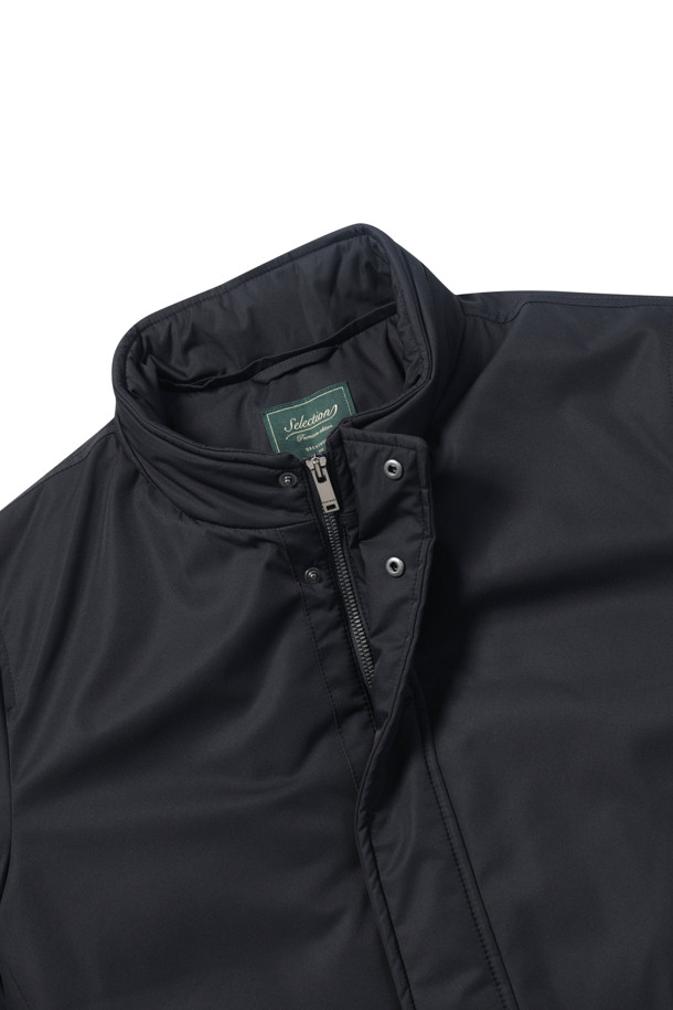 [셀렉션] 칼라 FUR (퍼) 비즈 다운 코트는 겨울철 비즈니스룩을 위한 고급스러운 다운 코트입니다. 머스크랫 퍼 칼라가 탈부착 가능하여 다양한 스타일 연출이 용이하며, 머스코비덕 다운 충전재(솜털:깃털=80:20)로 뛰어난 보온성을 제공합니다. 허벅지 기장의 레귤러핏으로 클래식하고 미니멀한 스타일을 완성하며, 지퍼와 히든스냅 여밈 방식으로 깔끔함을 더했습니다. 무지 디자인에 컬러 파이핑 디테일, 속주머니 지퍼로 실용성을 높여 출근룩과 비즈니스 캐주얼에 적합합니다.
