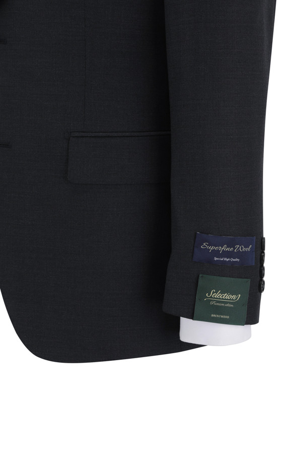 [셀렉션] 울100 마이크로 클래식 슈트 자켓은 남성용 수트 재킷입니다. 가을에 적합하며, 클래식하고 미니멀한 스타일을 연출합니다. 그레이 컬러에 마이크로 패턴으로 디자인되었으며, 레귤러핏과 싱글버튼 여밈 방식입니다. 울 100% 소재로 제작되었으며, 얇은 두께감과 긴 소매 기장이 특징입니다. AMF 스티치, 골드깃털 부토니에, 등판 양사이드 벤트, PB안감, 땀받이 디테일, 전체 안감 등의 섬세한 디테일이 돋보입니다. 오피스룩, 면접룩, 상견례룩 등 다양한 TPO에 활용하기 좋습니다.
