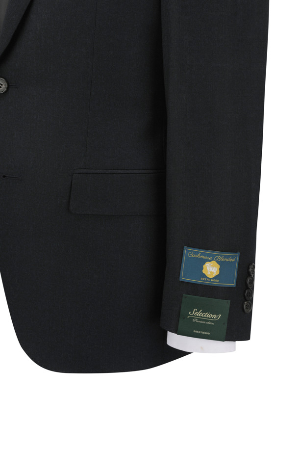 [셀렉션] 울/캐시미어 클래식 슈트 재킷은 남성 고객을 위한 포멀 및 예복 스타일의 아우터입니다. 초겨울에 적합하며, 클래식하고 미니멀한 스타일을 연출합니다. 다크 그린 컬러의 무지 패턴으로, 오피스룩, 모임룩, 하객룩 등 다양한 TPO에 활용할 수 있습니다. 울과 캐시미어 혼방 소재로 부드러운 촉감을 선사하며, 레귤러 핏, 싱글 버튼 여밈 방식으로 제작되었습니다. AMF 스티치 디테일, 골드 깃털 부토니에 라펠 장식, 등판 밑단 양사이드 벤트, PB 안감, 땀받이 디테일 등의 섬세한 디테일이 돋보입니다.

