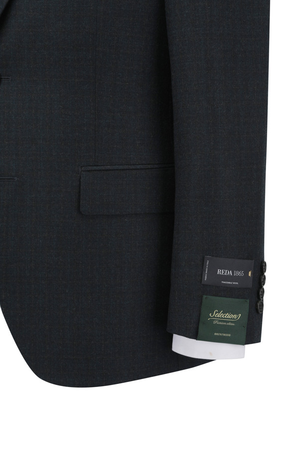 [셀렉션] REDA 울 100 클래식 슈트 재킷은 포멀 및 비즈니스룩에 적합한 남성용 슈트 재킷입니다. 다크 그린 컬러에 클래식한 체크 패턴이 돋보이며, 초겨울까지 착용하기 좋은 보통 두께감의 울 100% 소재로 제작되었습니다. 레귤러핏 싱글버튼 디자인으로, AMF 스티치, 골드 깃털 부토니에 라펠 장식, 등판 양사이드 벤트, PB 안감, 땀받이 디테일 등의 섬세한 디테일이 돋보입니다. 오피스룩, 비즈니스 캐주얼, 출근룩 등 다양한 TPO에 활용 가능하며, 미니멀하면서도 클래식한 스타일을 연출할 수 있습니다.
