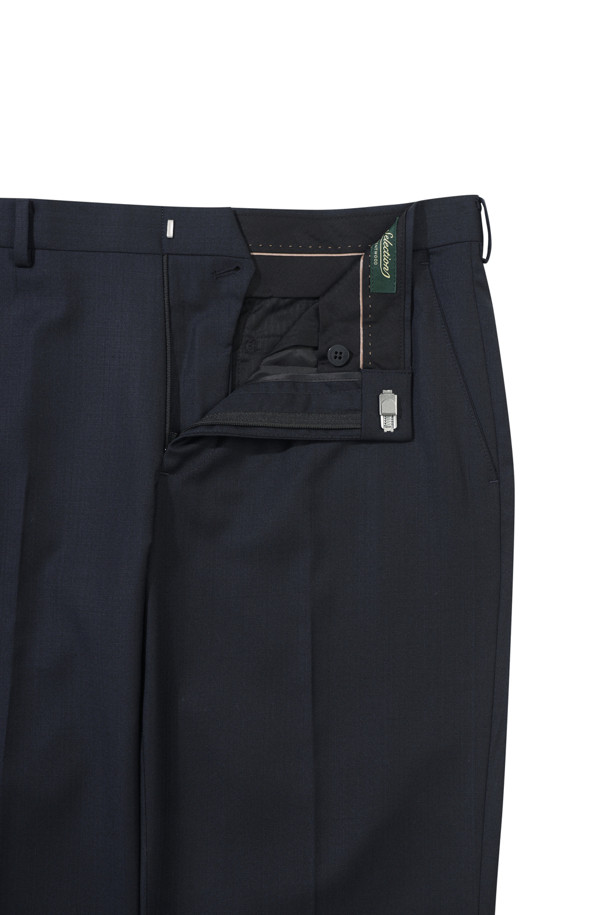 [셀렉션] 170수 울100 클래식 슈트 팬츠는 남성 정장 및 예복에 적합한 바지입니다. 가을에 착용하기 좋으며, 170수 울 100% 원단으로 제작되어 얇고 고급스러운 착용감을 선사합니다. 네이비 컬러에 마이크로 패턴이 더해져 클래식하고 세련된 스타일을 연출하며, 블루/네이비 투톤 컬러감과 은은한 광택이 특징입니다. 레귤러핏으로 제작되었으며, 전체 안감과 조절 마이깡을 갖춰 편안한 착용감을 제공합니다. 오피스룩, 회의룩, 상견례룩 등 격식 있는 자리에 잘 어울리는 미니멀하고 클래식한 디자인의 팬츠입니다.
