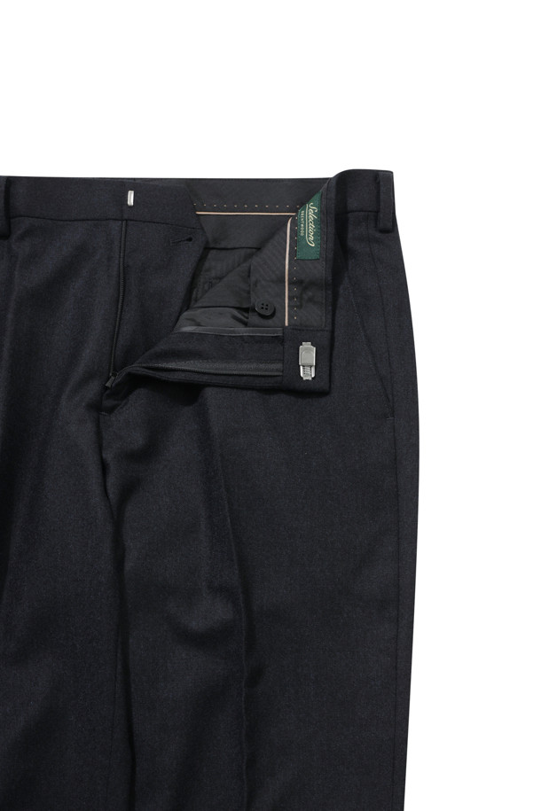 [셀렉션] 울/캐시미어 블렌디드 클래식 슈트 팬츠는 남성 고객을 위한 슈트 팬츠입니다. 네이비 컬러의 무지 디자인으로, 비즈니스 및 혼주복에 적합합니다. 초겨울까지 착용 가능한 울과 캐시미어 혼방 소재로 제작되어 부드러운 촉감과 고급스러운 분위기를 선사합니다. 레귤러핏으로 제작되었으며, 전체 안감 및 허리단 스토퍼, 셔츠 빠짐 방지 기능, 스트레치 소재를 더해 편안함과 활동성을 높였습니다. 오피스룩, 비즈니스 캐주얼, 모임룩 등 다양한 TPO에 클래식하고 미니멀한 스타일을 연출할 수 있습니다.
