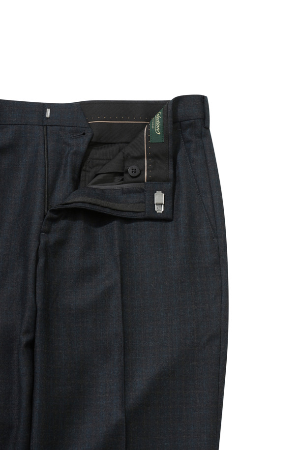 이태리 REDA(레다)사의 울 100% 원단으로 제작된 [셀렉션] REDA 울 100 클래식 슈트 팬츠입니다. 다크 그린 컬러의 클래식한 체크 패턴이 돋보이며, 겨울과 초겨울에 적합한 두께감으로 포멀 및 정장 스타일을 연출하기 좋습니다. 레귤러핏으로 제작되어 편안한 착용감을 선사하며, 전체 안감 및 조절 마이깡 밴딩으로 활동성을 높였습니다. 셔츠 빠짐을 방지하는 스토퍼가 추가되어 실용성을 더했으며, 오피스룩, 비즈니스 캐주얼, 모임룩 등 다양한 TPO에 활용 가능합니다.
