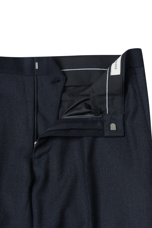 네이비 컬러의 울(Wool) 블렌디드 클래식 슈트 팬츠입니다. 초겨울까지 착용 가능한, 레귤러핏의 긴 바지로 포멀 또는 데일리 스타일 모두 소화 가능합니다. 자스페 패턴의 울 소재로 제작되어 고급스러운 분위기를 연출하며, 내추럴 스트레치 기능으로 편안한 착용감을 제공합니다. 오피스룩, 비즈니스 캐주얼, 출근룩에 적합하며, 고시우라 허리단과 후크 & 버튼 이중 여밈으로 깔끔하게 마무리되었습니다. 클래식하고 미니멀한 스타일을 선호하는 남성분들에게 추천합니다.
