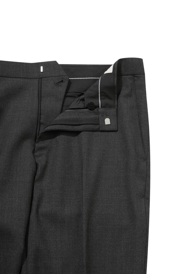세련된 스타일을 완성하는 울 블렌디드 클래식 슈트 팬츠입니다. 고급스러운 그레이 컬러의 이 바지는 포멀한 자리에 완벽하게 어울립니다. 초겨울까지 착용 가능한 적당한 두께감과 레귤러핏 디자인으로 편안한 착용감을 선사합니다. 울 소재 특유의 고급스러운 분위기와 무지 패턴이 어우러져 클래식하고 미니멀한 스타일을 연출하며, 내추럴 스트레치 기능과 전체 안감, 고시우라 허리단으로 편안함을 더했습니다. 후크와 버튼 이중 여밈으로 안정감을 높인 이 슈트 팬츠는 오피스룩, 출근룩, 모임룩 등 다양한 TPO에 활용 가능합니다.
