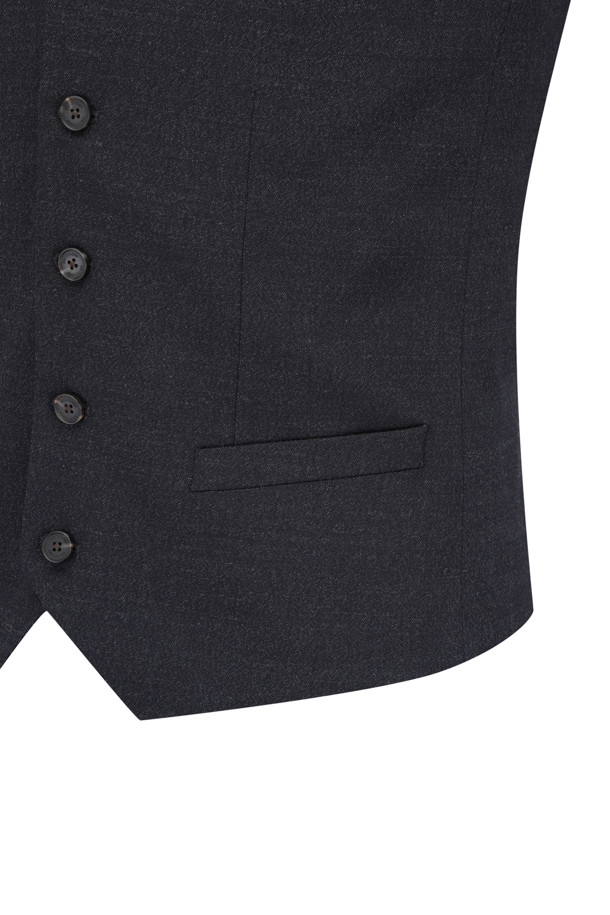 **[액션슈트] 울블렌디드 다크그레이 슈트 베스트**는 남성 고객을 위한 포멀 베스트입니다. 다크그레이 컬러의 울 소재로 제작되어 모던하면서도 클래식한 스타일을 연출합니다. 가을 시즌에 적합하며, 레귤러 기장의 브이넥 디자인과 슬림핏 또는 레귤러 핏으로 세련된 실루엣을 선사합니다. 5버튼, 가슴 장식 포켓, 사이드 포켓, 비조 디테일과 같은 섬세한 디테일이 돋보이며, 신축성은 없지만 전체 안감 처리가 되어 있습니다. 오피스룩, 회의룩, 상견례룩과 같은 TPO에 적합하며, 클래식, 미니멀, 시크 스타일을 선호하는 고객에게 추천합니다.

