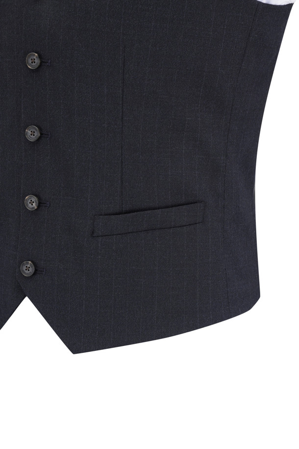 액션슈트 울블렌디드 스트라이프 슈트 베스트는 남성용 포멀 및 비즈니스 룩을 위한 슬림핏 베스트입니다. 네이비 컬러의 울 소재로 제작되었으며, 가을에 착용하기 적합합니다. 모던하면서 클래식한 무드의 스트라이프 패턴이 특징이며, V넥 디자인에 레귤러 기장으로 제작되었습니다. 5버튼, 가슴 장식 포켓, 사이드 포켓, 비조 디테일, 등판 스트레치 안감으로 활동성과 스타일을 동시에 잡았습니다. 오피스룩, 비즈니스 캐주얼, 회의룩 등 다양한 TPO에 활용 가능하며, 클래식 및 미니멀 스타일을 선호하는 분들께 추천합니다.
