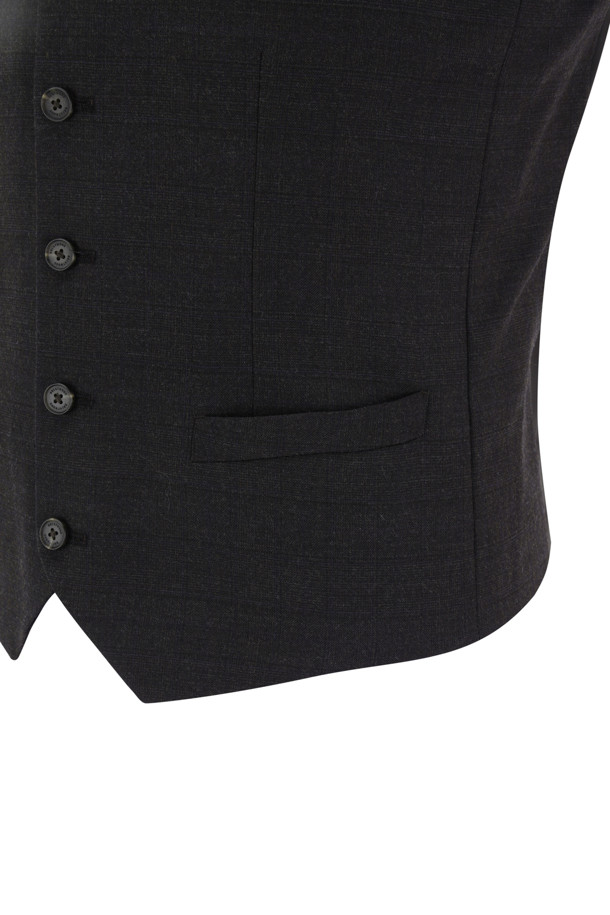 **[액션슈트] 울블렌디드 글렌체크 슈트 베스트**

세련된 분위기를 연출하는 남성용 울 블렌디드 글렌체크 슈트 베스트입니다. 블랙, 브라운, 블루 세 가지 컬러로 출시되었으며, 정장 또는 포멀한 자리에 적합합니다. 가을 시즌에 어울리는 레귤러 기장의 슬림핏 베스트로, 브이넥 디자인과 민소매 스타일이 특징입니다. 5버튼, 가슴 장식 포켓, 사이드 포켓, 비조 디테일이 돋보이며, 등판 스트레치 안감과 전체 안감으로 편안한 착용감을 선사합니다. 오피스룩, 비즈니스 캐주얼, 모임룩 등 다양한 TPO에 클래식, 미니멀, 시크한 스타일을 더해줍니다.
