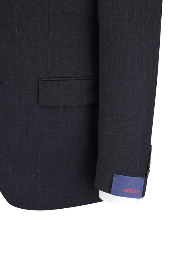 [액션슈트] 울블렌디드 스트라이프 슬림 슈트 재킷은 남성 고객을 위한 모던하고 클래식한 스타일의 슈트 재킷입니다. 네이비 컬러의 스트라이프 패턴이 특징이며, 일상과 비즈니스 모두 활용 가능한 TPO를 제공합니다. 울 소재에 슬림핏으로 제작되어 세련된 실루엣을 연출하며, 가을 시즌에 적합한 두께감입니다. B로고 레드 실링 인장 라펠 장식과 액션밴드 사양, 스트레치 안감 등의 디테일이 돋보입니다. 등판 양사이드 벤트와 전체 안감, 이너 포켓이 있어 편안함과 실용성을 더했습니다.
