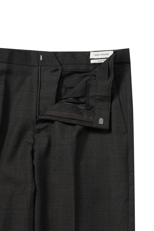 **[액션슈트] 울블렌디드 글렌체크 슬림 슈트 팬츠**는 남성용 정장 바지로, 가을 시즌에 적합한 클래식 스타일의 슬림핏 긴바지입니다. 울 소재에 글렌체크 패턴을 사용하여 고급스러운 분위기를 연출하며, 블랙, 브라운, 블루 세 가지 컬러로 제공됩니다. 액션밴드와 스트레치 안감, 히든 밴딩 디테일로 편안한 착용감을 선사하며, 오피스룩, 비즈니스 캐주얼, 모임룩 등 다양한 TPO에 활용 가능합니다. 이너 포켓이 있어 실용성을 더했으며, 미니멀한 디자인으로 세련된 스타일을 완성합니다.
