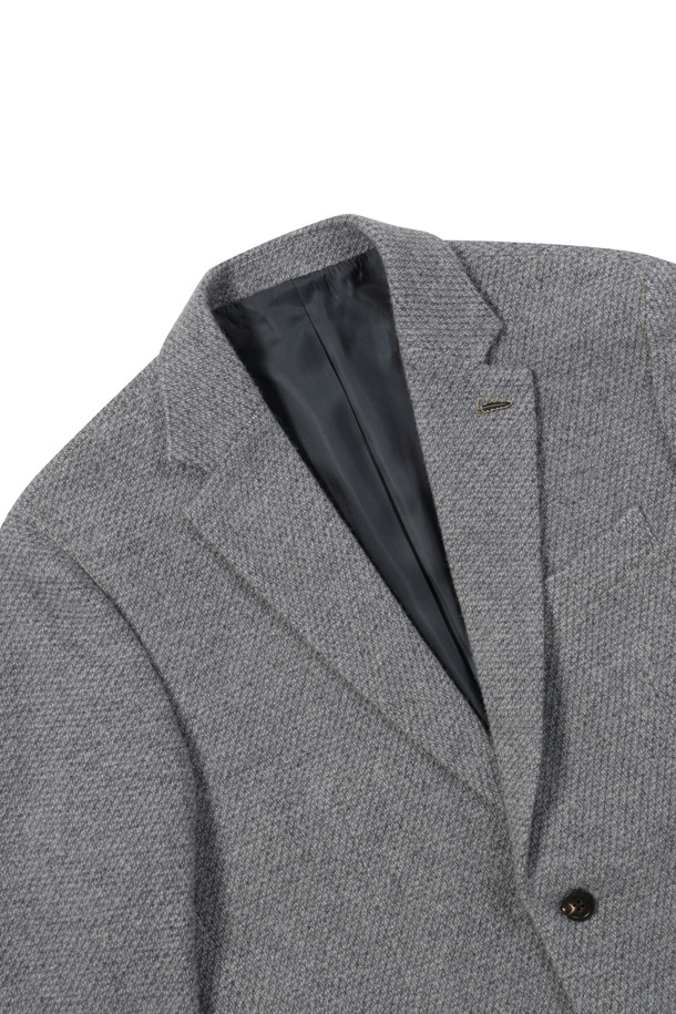 [셀렉션] 울블렌디드 투톤 조직 재킷은 초겨울, 오피스룩, 비즈니스 캐주얼, 모임룩에 어울리는 클래식하고 미니멀한 스타일의 자켓입니다. 레귤러핏으로 제작되었으며, 울 소재에 그레이 컬러의 투톤 조직으로 세련된 느낌을 더했습니다. 테일러드 코트 타입에 투버튼 여밈 방식이며, 전체 안감, 사이드벤트, 플랩포켓, 부토니에 장식, 소뿔 단추, 골드 스티치 디테일이 돋보입니다. 긴 소매 기장의 레귤러 기장으로, 시크한 스타일을 연출하기 좋습니다.
