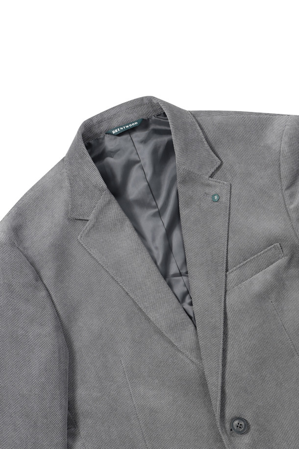 미니멀 조직 솔리드 자켓은 가을 시즌에 어울리는 남성용 테일러드 코트 타입의 재킷입니다. 부드러운 코듀로이 소재에 전체 안감으로 제작되어 편안한 착용감을 선사합니다. 그레이, 네이비 컬러로 출시되었으며, 레귤러핏과 투버튼 여밈으로 미니멀하고 캐주얼한 스타일을 연출합니다. 사이드벤트, 부토니에 장식, 소매 컬러 단추 배색 디테일이 돋보이며, 비즈니스 캐주얼, 출근룩, 모임룩 등 다양하게 활용 가능합니다. 미니멀, 클래식, 캐주얼 스타일을 선호하는 분들께 추천합니다.
