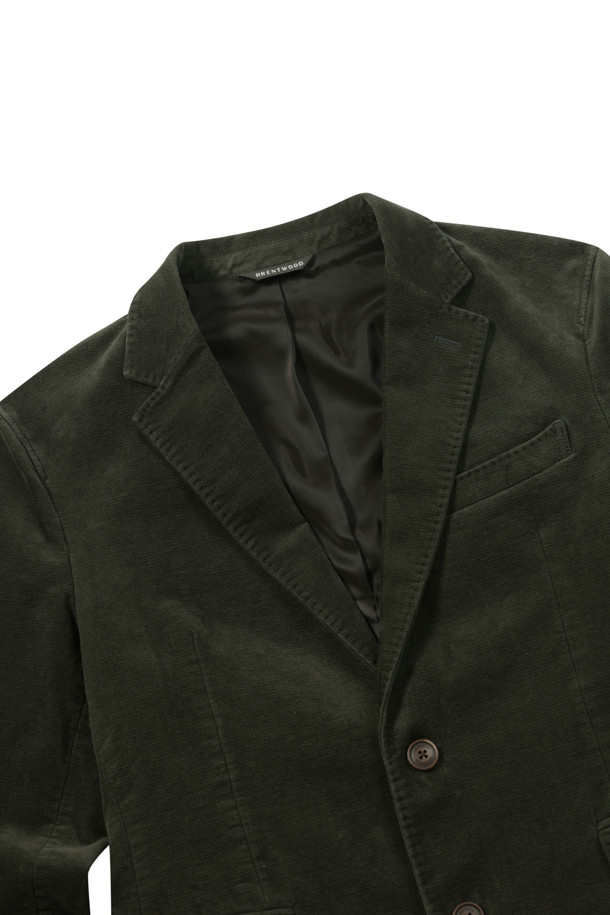 부드러운 몰스킨 소재로 제작된 솔리드 트윌 조직 몰스킨 재킷입니다. 캐주얼과 클래식 스타일을 아우르는 디자인으로 겨울 데일리룩, 출근룩, 비즈니스 캐주얼에 활용하기 좋습니다. 레귤러 핏에 투버튼 여밈 방식을 적용했으며, 가먼트 워싱 공정, 호시스티치 디테일, 스트레치 안감, 사이드벤트, 전체 안감 등 섬세한 디테일로 완성도를 높였습니다. 초겨울까지 따뜻하게 착용 가능하며, 부드러운 촉감과 무지 패턴으로 미니멀한 스타일을 연출합니다. 블랙 컬러의 긴 소매 테일러드 자켓으로, 다양한 룩에 활용하기 용이합니다.
