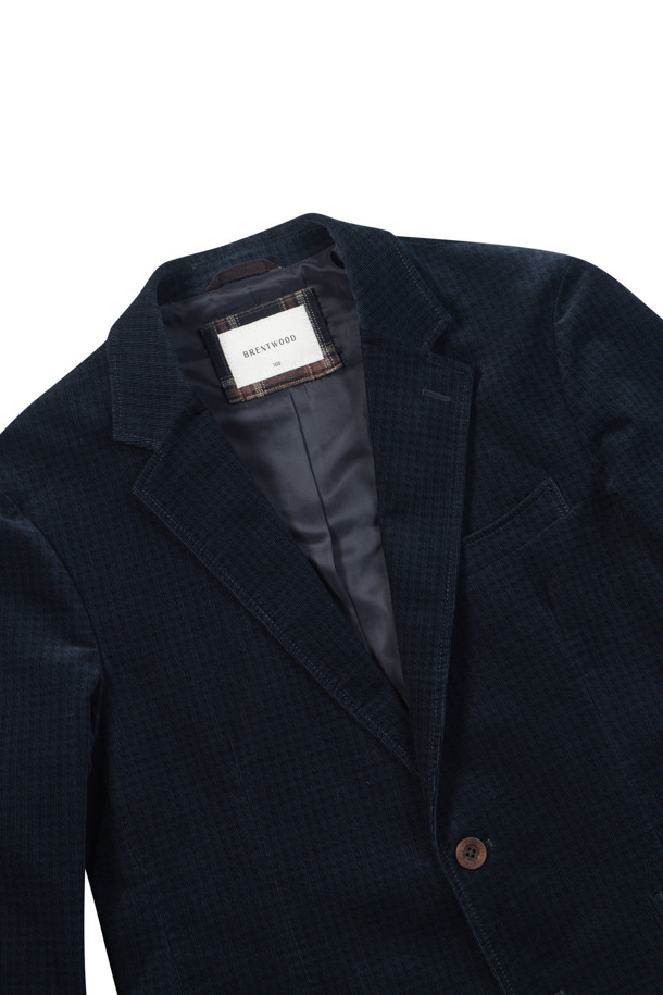 투톤 배색이 돋보이는 [헌팅 자켓] 투톤 하운드투스 헌팅 자켓입니다. 초겨울까지 착용 가능한 두께감의 코듀로이 소재로 제작되어 부드러운 촉감을 선사합니다. 클래식과 캐주얼 스타일을 아우르는 하운드투스 패턴 디자인으로, 데이트룩, 모임룩 등 다양한 TPO에 활용할 수 있습니다. 엘보 패치, 칼라 안쪽 비죠 디테일과 아웃포켓, 가먼트 워싱, 퀼팅, 전체 안감, 바이린 HAS 충전재를 더해 보온성과 스타일을 동시에 잡았습니다. 레귤러 핏의 투버튼 테일러드 코트로, 미니멀한 스타일 연출에도 용이합니다.
