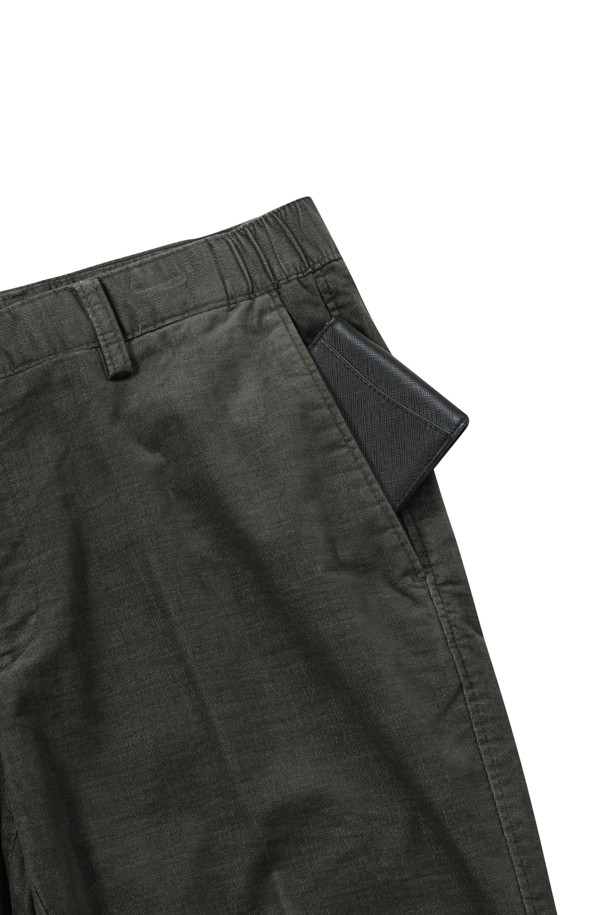 [코지] 솔리드 코튼 워싱 팬츠 (SET-UP)는 부드러운 촉감의 면 소재로 제작되어 편안한 착용감을 제공합니다. 캐주얼한 스타일을 연출하며, 가을 나들이룩이나 겨울 데일리룩에 적합합니다. 가먼트 워싱 공정을 거쳐 자연스러운 질감을 살렸으며, 트윌 조직으로 내구성을 높였습니다. 스탠다드핏의 긴 기장 바지로, 사이드 히든 밴딩 처리로 편안함을 더했습니다. 셋업으로도 활용 가능하여 다양한 스타일을 연출할 수 있는 남성용 캐주얼 팬츠입니다.
