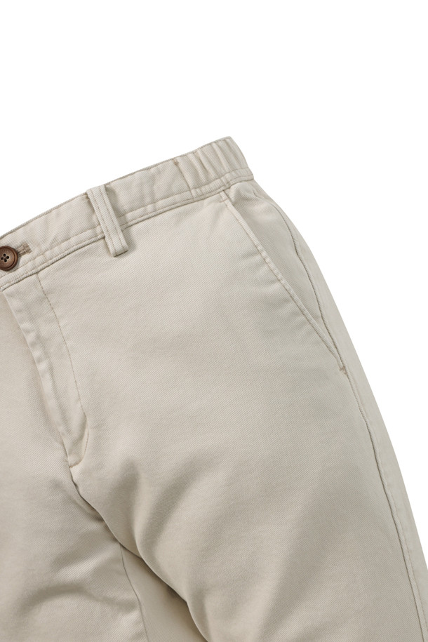 [에센셜스] 컴포치노 기모 팬츠는 추운 겨울, 따뜻하고 편안한 일상과 나들이를 위한 베이직 스타일의 기모 팬츠입니다. 면과 스판덱스 혼방 소재로 부드러운 촉감과 신축성을 제공하며, 허벅지부터 밑단까지 자연스럽게 좁아지는 스탠다드핏으로 제작되었습니다. 두꺼운 두께와 기모 안감으로 보온성을 높였으며, 사이드 히든 밴딩으로 편안한 착용감을 선사합니다. 뒷주머니 하단에 포인트 라벨을 부착하여 미니멀하고 클래식한 디자인을 완성했습니다. 캐주얼, 미니멀, 클래식 스타일을 즐겨 입는 분들께 추천합니다.
