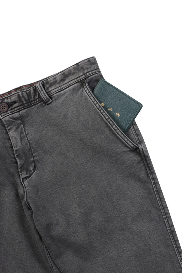 [셀렉션] 솔리드 피그먼트 워싱 팬츠는 남성 고객을 위한 클래식하고 캐주얼한 스타일의 슬림핏 긴바지입니다. 고급 수입 코튼 스판 소재를 사용하여 부드러운 촉감과 뛰어난 신축성을 제공하며, 피그먼트 워싱 기법으로 빈티지한 멋을 더했습니다. 겨울철 데일리룩, 출근룩, 모임룩 등 다양한 TPO에 활용하기 좋으며, 미니멀한 디자인으로 어떤 상의에도 잘 어울립니다. 사이드 히든밴딩 처리로 편안한 착용감을 선사합니다. 블랙 컬러의 무지 디자인으로 심플하면서도 세련된 스타일을 연출해보세요.
