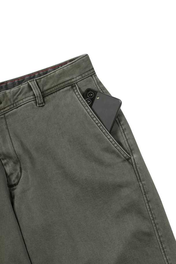 [셀렉션] 솔리드 피그먼트 워싱 팬츠는 고급 수입 코튼 스판 소재를 사용하여 부드러운 촉감과 뛰어난 신축성을 제공하는 슬림핏 캐주얼 팬츠입니다. 피그먼트 워싱 기법으로 자연스러운 색감과 빈티지한 무드를 연출하며, 데님 슬렌더 핏으로 세련된 실루엣을 강조합니다. 사이드 히든 밴딩으로 편안한 착용감을 선사하며, 겨울철 데일리룩, 오피스룩, 비즈니스 캐주얼 등 다양한 TPO에 활용하기 좋습니다. 클래식, 캐주얼, 미니멀 스타일을 즐겨 입는 고객에게 적합한 아이템입니다. 카키 컬러의 무지 디자인으로 어떤 상의와도 쉽게 매치할 수 있습니다.
