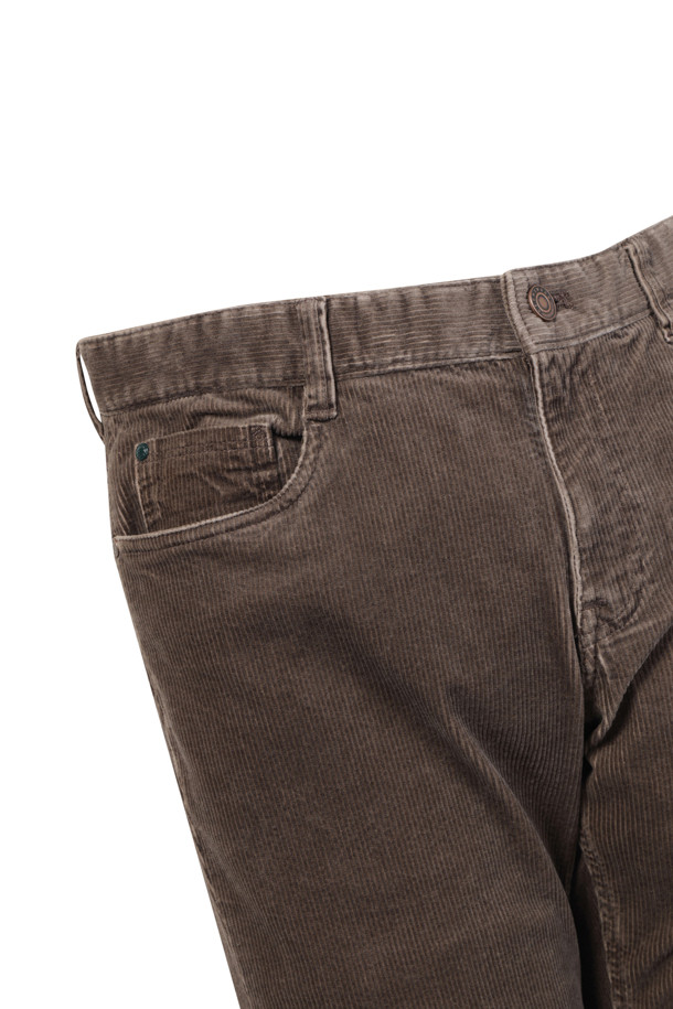 [셀렉션] 솔리드 코듀로이 피그먼트 워싱 팬츠는 부드러운 코듀로이 소재에 면, 스판덱스를 혼방하여 편안한 착용감을 선사합니다. 차분하고 따뜻한 브라운 컬러에 피그먼트 워싱 기법을 더해 자연스러운 빈티지 무드를 연출합니다. 슬림 핏과 긴 기장으로 다리가 길어 보이는 효과를 주며, 안감 기모 처리로 겨울철에도 따뜻하게 입을 수 있습니다. 사이드 히든 밴딩 디테일과 신축성 있는 소재로 활동성을 높였으며, 출근룩과 데이트룩 등 다양한 스타일에 활용하기 좋습니다. 클래식, 캐주얼, 미니멀 스타일을 즐겨 입는 분들께 추천합니다.
