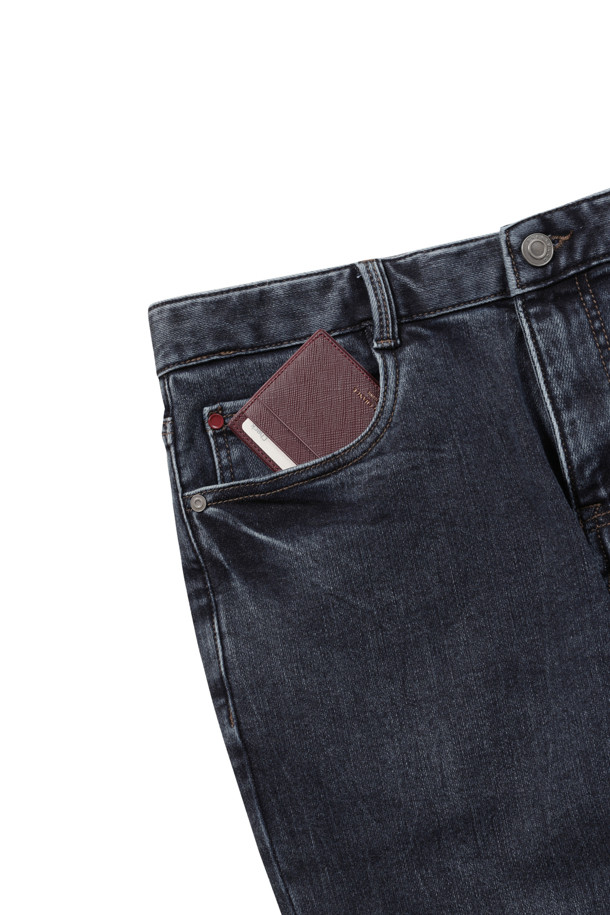 따뜻하고 편안한 겨울을 위한 스탠다드핏 기모 블루 데님입니다. 부드러운 촉감의 데님 소재에 기모 안감을 더해 보온성을 높였으며, 찬 바람에도 끄떡없는 따뜻함을 선사합니다. 허벅지부터 밑단까지 자연스럽게 좁아지는 실루엣으로 다리가 길어 보이는 효과를 주며, 베이직한 디자인으로 어떤 상의와도 잘 어울립니다. 가먼트워싱 처리로 자연스러운 색감과 부드러운 착용감을 제공하며 신축성 있는 소재로 활동성을 높였습니다. 겨울 데일리룩 또는 동네 마실룩에 클래식, 미니멀, 캐주얼 스타일로 활용하기 좋습니다.
