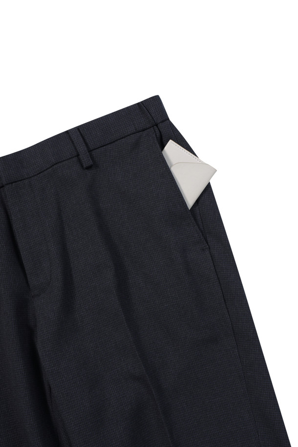 [이지슈트] 마이크로 패턴 팬츠 (SET-UP)는 미니멀하고 클래식한 스타일을 추구하는 남성 고객을 위한 정장 팬츠입니다. 톤 다운된 네이비 컬러에 마이크로 패턴으로 은은한 포인트를 주어 오피스룩, 비즈니스 캐주얼, 출근룩에 활용하기 좋습니다. 슬림핏 디자인으로 세련된 실루엣을 연출하며, 사이드 히든 밴딩으로 편안한 착용감을 제공합니다. 부드러운 드레이프 촉감의 폴리에스테르 소재로 제작되었으며, 밑단은 단뜨기 미싱 처리되어 기장 수선이 용이합니다.
