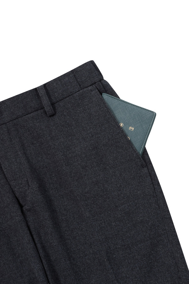 "라이트 마이크로 기모 팬츠 (SET-UP)"는 겨울철 일상, 출근룩, 오피스룩에 적합한 베이직 스타일의 기모 팬츠입니다. 스탠다드핏으로 편안하게 착용 가능하며, 마이크로 패턴이 은은한 포인트를 더합니다. 폴리에스터와 레이온 혼방 소재로 제작되어 부드러운 촉감을 선사하며, 사이드 히든 밴딩으로 편안한 착용감을 제공합니다. 비침 걱정 없이 따뜻하게 입을 수 있으며, 자켓 BRJCW25411과 셋업하여 이지 슈트 스타일을 연출할 수 있습니다. 미니멀, 클래식, 캐주얼 등 다양한 스타일 연출에 활용해보세요.
