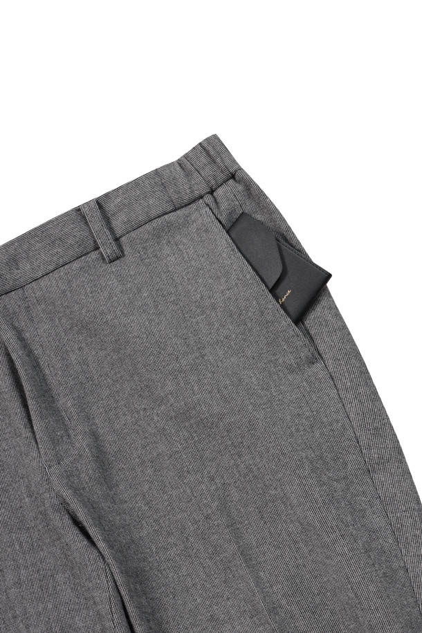 마이크로 기모 팬츠 (SET-UP)는 겨울철 데일리룩, 출근룩, 오피스룩 등 다채로운 TPO에 활용하기 좋은 베이직 스타일의 바지입니다. 폴리에스터와 레이온 혼방 소재로 제작되어 편안한 착용감과 우수한 활동성을 제공하며, 허벅지부터 밑단까지 자연스럽게 좁아지는 스탠다드핏 실루엣으로 세련된 스타일을 연출합니다. 사이드 히든 밴딩 처리로 편안함을 더했으며, 마이크로 패턴이 은은한 포인트를 더해 클래식, 미니멀, 캐주얼 등 다양한 스타일을 소화할 수 있습니다. 셋업으로 착용하여 더욱 완성도 높은 룩을 완성해보세요.
