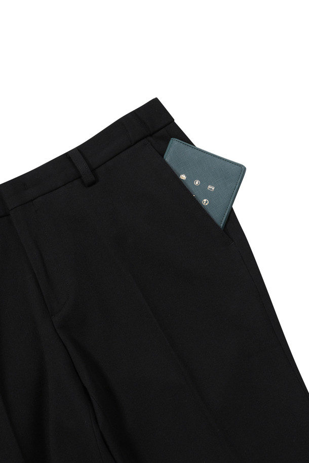 부드러운 촉감과 편안한 착용감을 선사하는 솔리드 기모 팬츠입니다. 겨울철 따뜻하게 입을 수 있도록 안감에 기모 처리가 되어 있으며, 활동성을 높이는 우수한 기능성을 갖췄습니다. 베이직한 스타일의 무지 디자인으로, 다양한 상의와 매치하기 용이하여 겨울 데일리룩, 출근룩, 모임룩 등 TPO에 구애받지 않고 폭넓게 활용할 수 있습니다. 드레이프성이 뛰어나 자연스러운 핏을 연출하며, 사이드 히든 밴딩으로 편안함을 더했습니다. 슬렌더핏으로 다리 라인을 슬림하게 잡아주며, 단뜨기 미싱 밑단 마감으로 깔끔함을 더했습니다.
