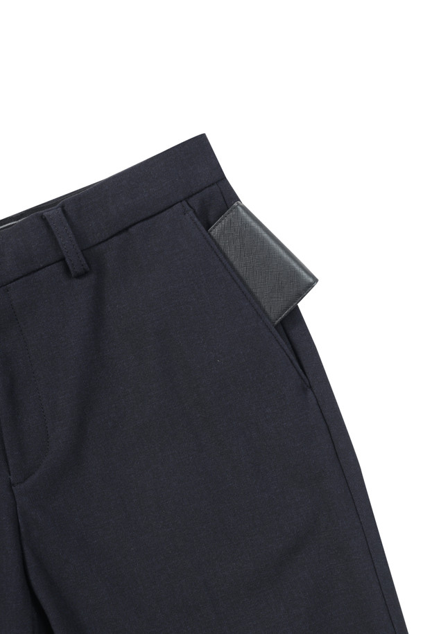 **[매직팬츠] 마이크로 기모 본딩 팬츠**는 부드러운 촉감과 따뜻함을 선사하는 겨울철 필수 아이템입니다. 밴딩 처리로 편안한 착용감을 제공하며, 스트레이트 핏으로 어떤 스타일에도 잘 어울립니다. 네이비 컬러의 무지 디자인은 미니멀, 클래식, 캐주얼 등 다양한 스타일을 연출하는 데 용이합니다. 두꺼운 두께감과 마이크로 기모 안감, 신축성 있는 소재로 제작되어 보온성과 활동성을 모두 갖췄습니다. 출근룩으로도 손색없는 활용도 높은 매직 팬츠입니다.
