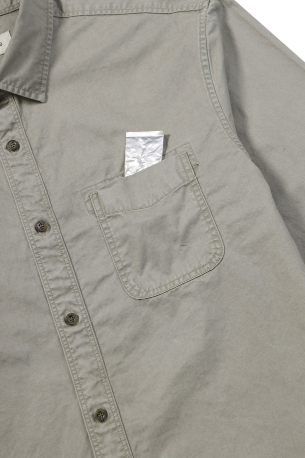 **솔리드 코튼 워싱 캐주얼 셔츠**는 부드러운 면 소재로 제작되어 편안한 착용감을 선사합니다. 가먼트 워싱 처리로 자연스러운 질감을 더했으며, 등판 등주름 디테일과 행거 루프 디테일로 포인트를 주었습니다. 옆구리 포인트 라벨과 레드 포인트 단추가 돋보이며, 톤 다운된 그레이 컬러로 어떤 스타일에도 쉽게 매치할 수 있습니다. 일상생활은 물론 가을 나들이룩으로 활용하기 좋은 캐주얼 셔츠입니다.
