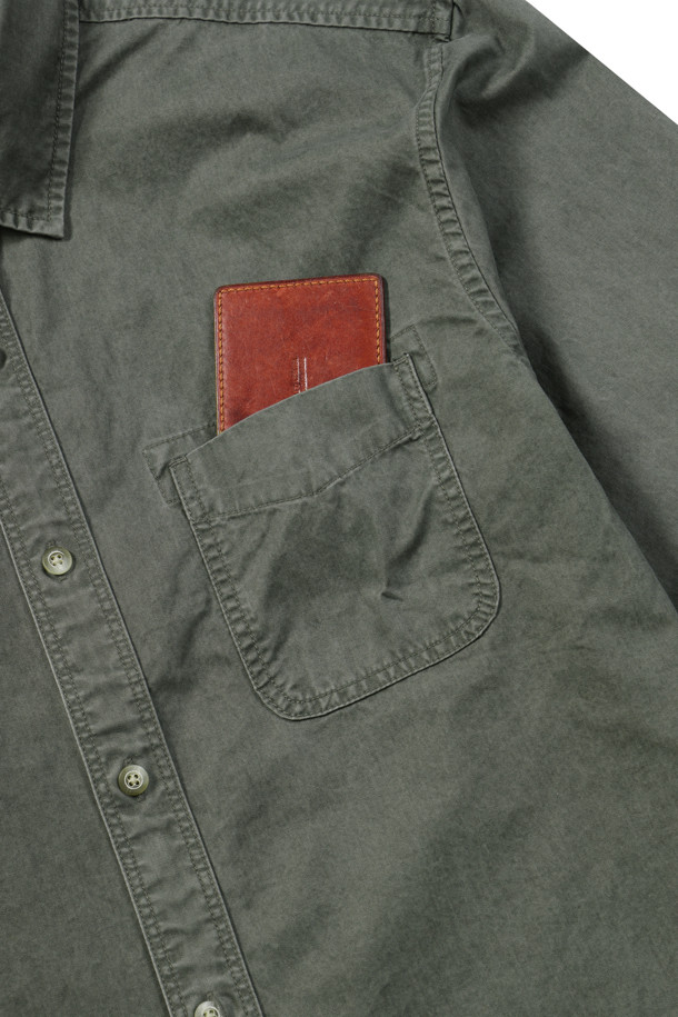 솔리드 코튼 워싱 캐주얼셔츠는 가을에 어울리는 캐주얼 스타일의 긴소매 셔츠입니다. 면 소재에 가먼트 워싱 처리를 하여 자연스러운 질감과 편안한 착용감을 선사합니다. 카키 색상의 무지 디자인으로, 등판 등 주름 디테일과 레드 포인트 단추가 은은한 포인트를 더합니다. 옆구리 포인트 라벨과 행거 루프 디테일로, 동네 마실룩이나 가을 나들이룩에 잘 어울리는 미니멀하고 클래식한 스타일을 완성합니다. 레귤러 핏으로 제작되어 편안하게 착용 가능합니다.
