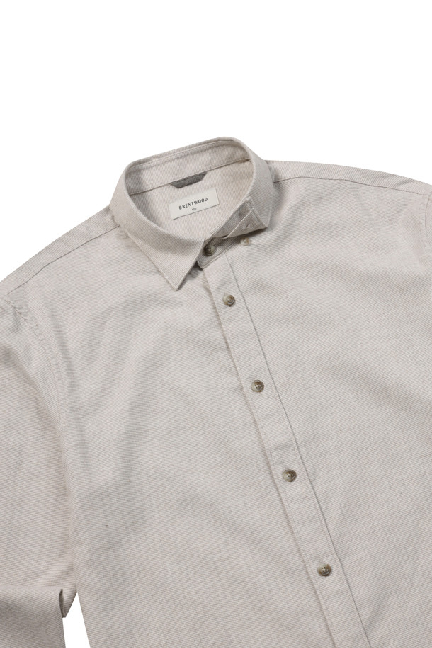 마이크로 코튼 캐주얼셔츠는 부드러운 촉감의 코튼 소재로 제작되어 편안한 착용감을 선사합니다. 베이직, 미니멀, 캐주얼 스타일을 아우르는 디자인으로, 겨울철 데일리룩에 활용하기 좋습니다. 버튼다운칼라와 긴 소매 기장, 레귤러 핏으로 깔끔한 실루엣을 연출하며, 넥고리 부분 배색 처리와 하단 시그니처 로고 장식, 앞중심 하단 및 소매 단추의 레드 포인트가 특징입니다. 마이크로 패턴이 은은하게 들어가 세련된 느낌을 더하며, 신축성은 없지만 비침 걱정 없이 착용할 수 있습니다.
