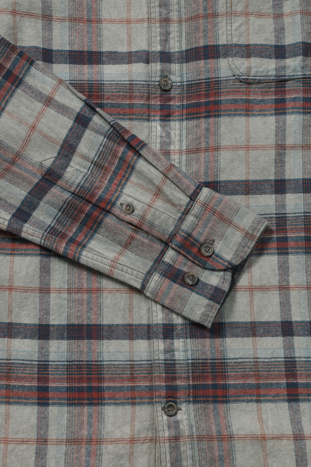 가먼트다잉 기법으로 빈티지한 멋을 살린 남성용 체크 캐주얼셔츠입니다. 부드러운 면 소재로 제작되어 겨울철에도 편안하게 착용 가능하며, 레귤러핏으로 어떤 스타일에도 자연스럽게 어울립니다. 그레이 컬러의 체크 패턴이 은은한 포인트를 더하고, 가슴 포켓과 칼라 및 소매 안쪽 배색 디테일로 밋밋함을 덜었습니다. 더블 스티치 마감으로 내구성을 높였으며, 신축성이 없어 깔끔한 핏을 유지합니다. 겨울 데일리룩, 동네 마실룩, 카페룩 등 다양한 상황에 활용하기 좋은 아이템입니다.
