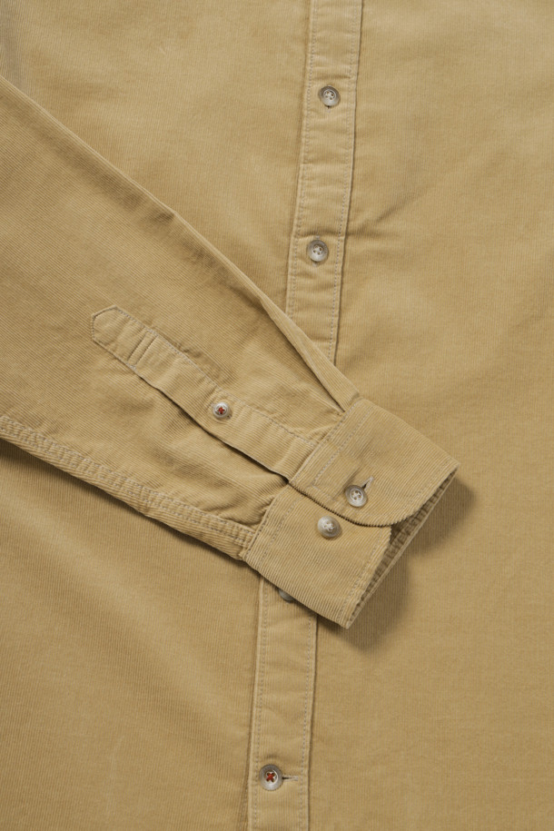 따뜻하고 부드러운 감촉의 솔리드 코듀로이 캐주얼셔츠입니다. 베이지 컬러의 무지 디자인으로 겨울철 데일리룩과 동네 마실룩에 활용하기 좋습니다. 레귤러핏으로 편안하게 착용 가능하며, 카라넥과 긴소매 기장으로 단정함을 더했습니다. 등판 등주름 디테일, 옆구리 포인트 라벨, 앞중심 하단 및 소매의 레드 포인트 단추가 돋보입니다. 캐주얼, 클래식, 미니멀 스타일을 즐겨 입는 남성분들께 추천합니다.
