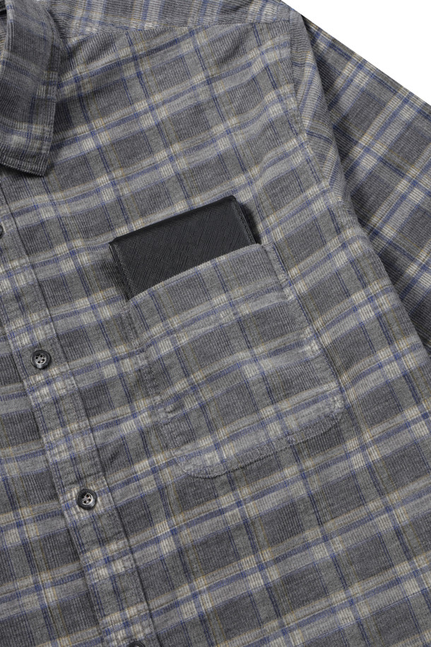 부드러운 코튜로이 소재와 따뜻한 감촉이 돋보이는 체크 코듀로이 캐주얼셔츠입니다. 겨울철 일상, 동네 마실, 카페 등 다양한 TPO에 활용하기 좋은 아이템입니다. 캐주얼, 클래식, 미니멀 스타일을 즐겨 입는 분들께 추천드립니다. 그레이 컬러의 레귤러핏 셔츠로, 가슴 포켓과 등판 등주름 디테일이 돋보입니다. 넥고리 및 소매 안쪽 배색으로 포인트를 더했으며, 신축성은 없지만 부드러운 촉감과 비침 없는 디자인으로 편안하게 착용할 수 있습니다.
