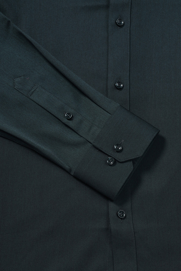 세련된 무드의 슬림핏 소프트터치 드레스셔츠입니다. 부드러운 레이온 소재로 제작되어 편안한 착용감을 선사합니다. 다크 컬러에 히든스냅 다운 네크라인과 오각 커프스단, 2버튼 디테일이 더해져 모던하고 시크한 스타일을 연출합니다. 가을 시즌, 정장, 셋업, 자켓과 함께 오피스룩, 비즈니스 캐주얼, 회의룩 등 다양한 TPO에 활용하기 좋습니다. 신축성이 있으며 비침이 없어 깔끔하게 착용할 수 있습니다.
