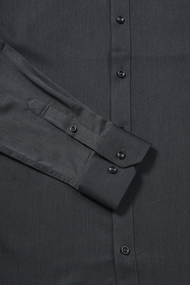 블랙 컬러의 슬림핏 소프트터치 드레스셔츠입니다. 부드러운 촉감의 면 소재로 제작되어 편안한 착용감을 선사합니다. 사계절 내내 활용하기 좋은 얇은 두께와 긴 소매 기장으로, 출근룩, 비즈니스 캐주얼, 오피스룩 등 다양한 TPO에 매치할 수 있습니다. 베이직한 스타일과 차이나칼라 디자인으로 클래식, 미니멀, 시크한 무드를 연출합니다. 버튼 여밈 방식으로 깔끔하게 마무리되었습니다.
