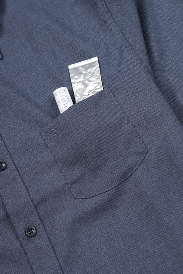 네이비 컬러의 레귤러핏 뱀부 블렌디드 드레스셔츠입니다. 뱀부 혼방 소재로 제작되어 부드러운 촉감을 선사하며, 가을 시즌에 적합합니다. 히든스냅 다운 칼라와 굴림 커프스단 2버튼 디자인으로 클래식한 무드를 연출합니다. 소취 기능의 데오도란트 테이프를 내장하여 쾌적하게 착용 가능하며, 왼쪽 가슴 주머니와 자수 포인트로 세련됨을 더했습니다. 오피스룩, 비즈니스 캐주얼, 출근룩 등 다양한 TPO에 활용하기 좋습니다.
