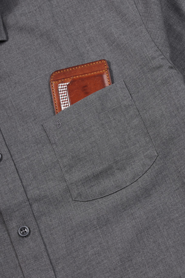 멜란지 컬러의 레귤러핏 뱀부 블렌디드 드레스셔츠입니다. 부드러운 촉감의 뱀부 혼방 소재로 제작되어 편안한 착용감을 선사하며, 일상, 오피스룩, 비즈니스 캐주얼, 모임룩 등 다양한 TPO에 활용하기 좋습니다. 클래식과 미니멀 스타일을 동시에 만족시키는 디자인으로, 가을 시즌에 적합합니다. 히든스냅 다운 네크라인과 긴소매, 마이크로 패턴, 왼쪽 가슴 주머니 디테일이 돋보이며, 굴림 커프스단 2버튼과 데오도란트 테이프를 적용하여 실용성을 더했습니다. 소취 기능과 보통의 신축성, 비침 없는 디자인으로 완성도를 높였습니다.
