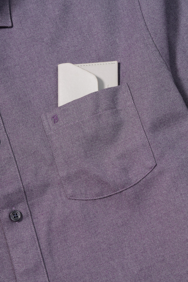 멜란지 컬러의 레귤러핏 소프트터치 드레스셔츠입니다. 부드러운 촉감의 레이온 기모 혼방 소재로 제작되어 가을 시즌에 적합하며, 클래식한 스타일을 연출합니다. 히든스냅 다운 네크라인과 긴 소매, 커프스단 2버튼 디테일이 특징이며, 왼쪽 가슴 주머니와 자수 포인트로 포인트를 더했습니다. 신축성은 보통이며 비침이 없어 편안하게 착용 가능합니다. 오피스룩, 비즈니스 캐주얼, 회의룩 등 다양한 TPO에 미니멀하고 클래식하게 활용하기 좋습니다.
