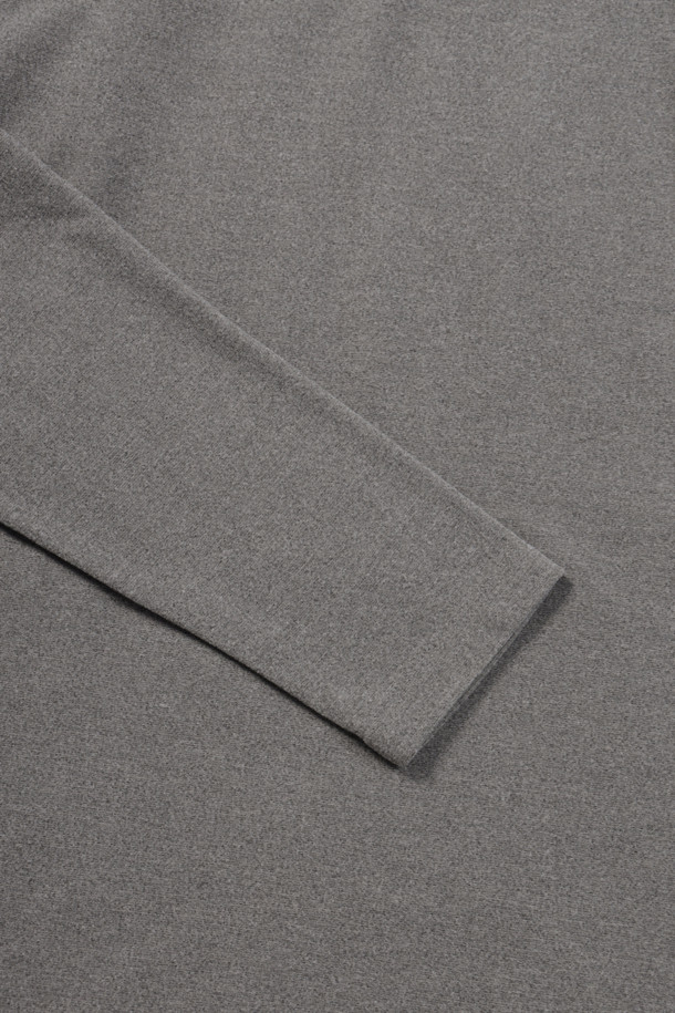 \[라이프 퍼포먼스] 컴포트 기모 터틀넥 티셔츠는 초겨울과 겨울철, 출근룩과 모임룩을 위한 캐주얼, 미니멀, 스포티 스타일의 터틀넥 티셔츠입니다. 부드러운 레이온 소재에 기모 가공을 더해 보온성을 높였으며, 레귤러핏으로 편안한 착용감을 선사합니다. 하프 터틀넥 디자인과 소매단 더블 공정, 오렌지 라벨 디테일이 돋보이며, 신축성이 뛰어나 활동성을 보장합니다. 블랙과 그레이 두 가지 색상, 무지 및 스트라이프 패턴으로 출시되어 다양한 스타일 연출이 가능합니다. 비침 걱정 없이 따뜻하고 스타일리시하게 겨울을 보내세요.
