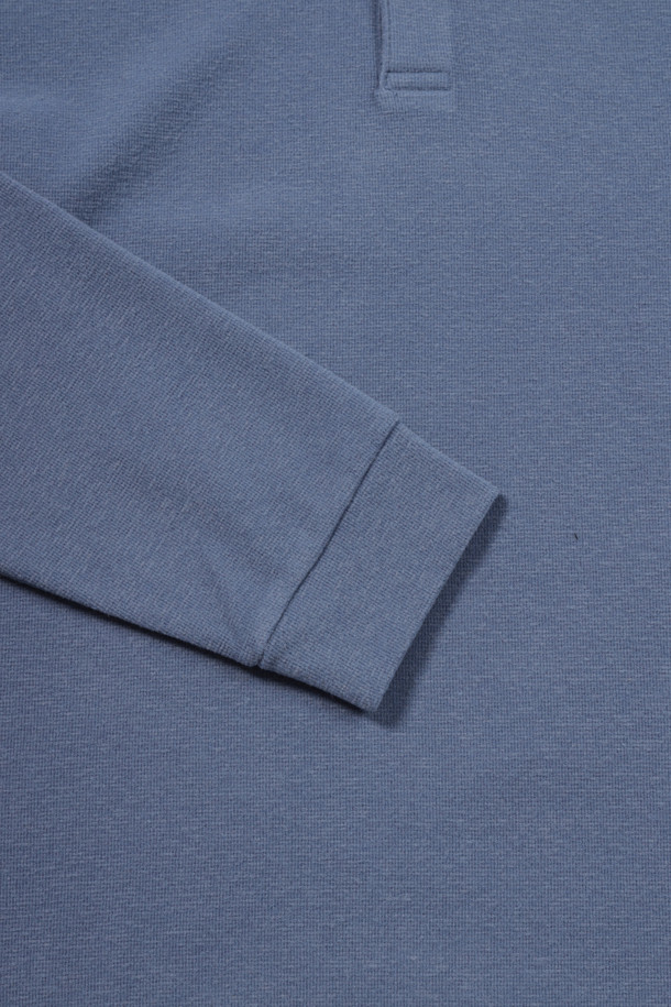 부드러운 레이온과 기모 소재로 제작되어 포근한 착용감을 선사하는 기모 솔리드 폴로넥 티셔츠입니다. 베이직한 디자인에 블루 컬러, 긴 소매 기장으로 초겨울부터 겨울까지 활용하기 좋습니다. 3 버튼 여밈과 로고 자수 디테일이 돋보이며, 소매단 더블 공정으로 마감하여 퀄리티를 높였습니다. 레귤러 핏으로 제작되었으며, 신축성이 뛰어나 편안하게 착용할 수 있고 비침 걱정 없이 데일리룩, 카페룩, 출근룩까지 다양한 스타일을 연출할 수 있습니다.
