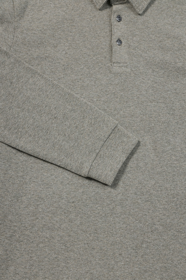 부드러운 촉감의 기모 소재로 제작되어 초겨울부터 겨울까지 따뜻하게 착용 가능한 폴로넥 티셔츠입니다. 베이직한 스타일의 그레이 컬러 무지 디자인으로, 일상, 산책, 집콕 등 다양한 TPO에 활용하기 좋습니다. 레귤러핏으로 편안한 착용감을 선사하며, 긴 소매 기장과 약간 두꺼운 두께로 보온성을 높였습니다. 3버튼 여밈과 소매단 더블 공정, 좌측 하단 로고 자수 디테일이 돋보이며, 신축성이 좋아 활동성이 뛰어납니다. 비침 걱정 없이 데일리룩을 완성해보세요.
