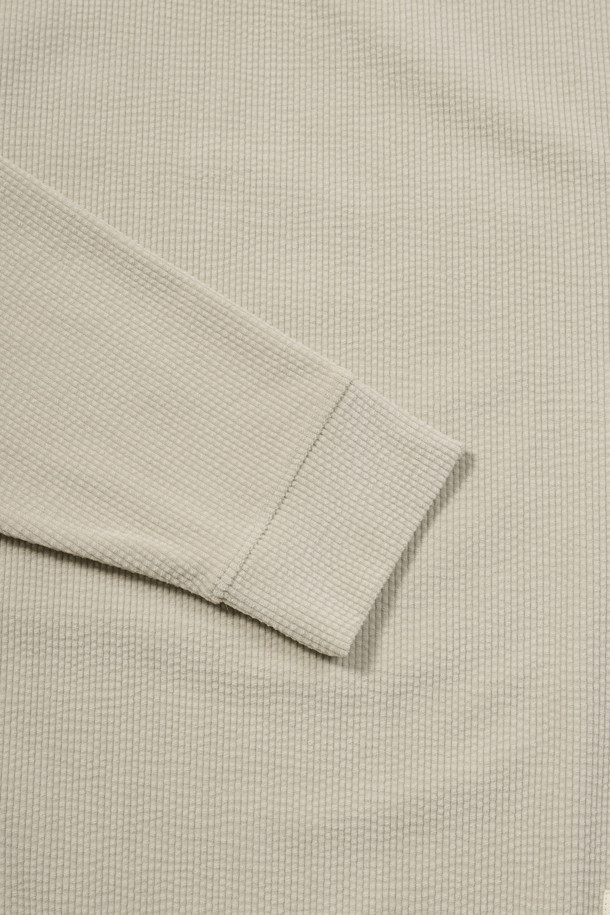 [페트리코] 웨일 조직 스웻셔츠는 초겨울부터 겨울까지 따뜻하게 입을 수 있는 베이직 스타일의 스웻셔츠입니다. 부드러운 촉감의 웨일 조직 소재로 제작되었으며, 약간 두꺼운 두께감으로 보온성을 높였습니다. 라운드넥에 레귤러핏으로 편안하게 착용 가능하며, 넥 안쪽 스트라이프 테이프 디테일이 돋보입니다. 밑단 및 소매단은 제원단 더블 공정으로 마감되었으며, 좌측 하단 로고 포인트 라벨이 디자인의 완성도를 더합니다. 신축성이 좋아 활동성이 뛰어나며, 비침 걱정 없이 겨울 데일리룩, 집콕룩, 산책룩 등 다양한 TPO에 미니멀, 캐주얼, 클래식 스타일로 활용하기 좋습니다.
