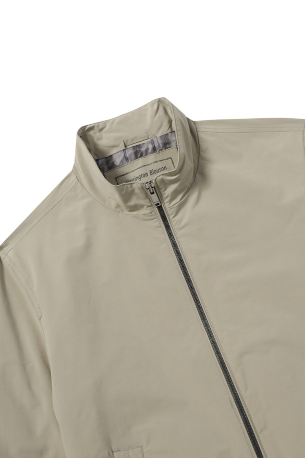 미니멀 해링턴 점퍼는 베이지 컬러의 폴리에스터 소재로 제작되어 부드러운 촉감을 선사합니다. 일상생활에서 편안하게 착용하기 좋으며, 가을 나들이룩이나 데이트룩 연출에 적합합니다. 레귤러핏으로 제작되었으며, 엉덩이 위 기장과 집업 여밈 방식이 특징입니다. 체크 패턴의 안감, 사선 사이드 포켓, 코듀로이 소매 안쪽 배색 디테일이 돋보이며, 전체 안감 처리를 통해 완성도를 높였습니다. 미니멀, 캐주얼, 클래식한 스타일을 모두 아우르는 디자인으로 다양한 코디에 활용할 수 있습니다.
