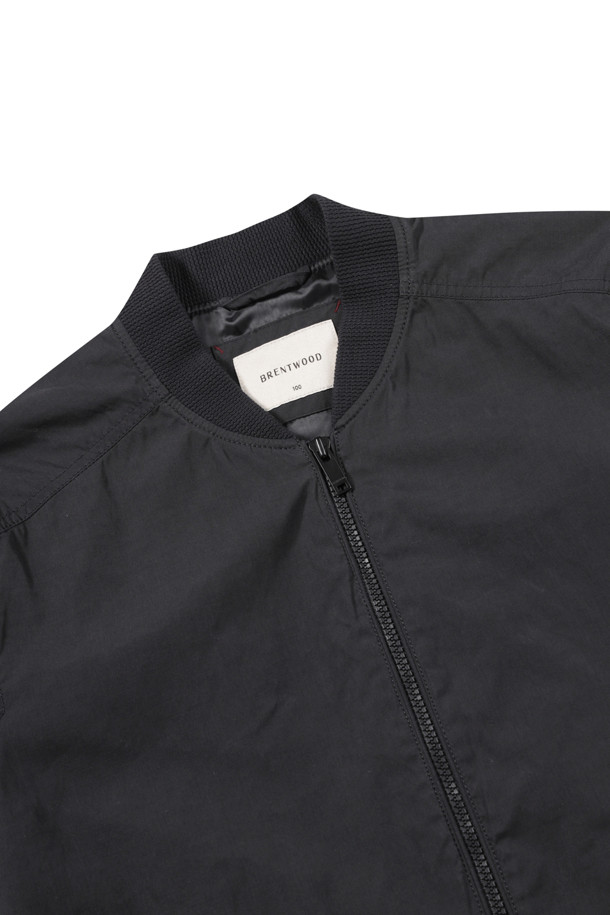 가먼트워싱 보머 점퍼는 남성용 아우터로, 가을철 데일리룩과 가을 나들이룩에 적합합니다. 캐주얼, 미니멀, 클래식 스타일을 아우르며, 엉덩이 위 기장의 레귤러핏으로 제작되었습니다. 블랙 컬러의 무지 디자인이며, 집업 여밈 방식과 긴 소매, 전체 안감으로 편안함을 더했습니다. 라글란 소매, 칼라 및 소매 니트 배색, 밑단 엘라스틱 밴드, B 로고 리벳 와펜 등의 특징으로 포인트를 주었습니다. 면 혼방 소재에 가먼트워싱 처리하여 자연스러운 멋을 연출합니다.
