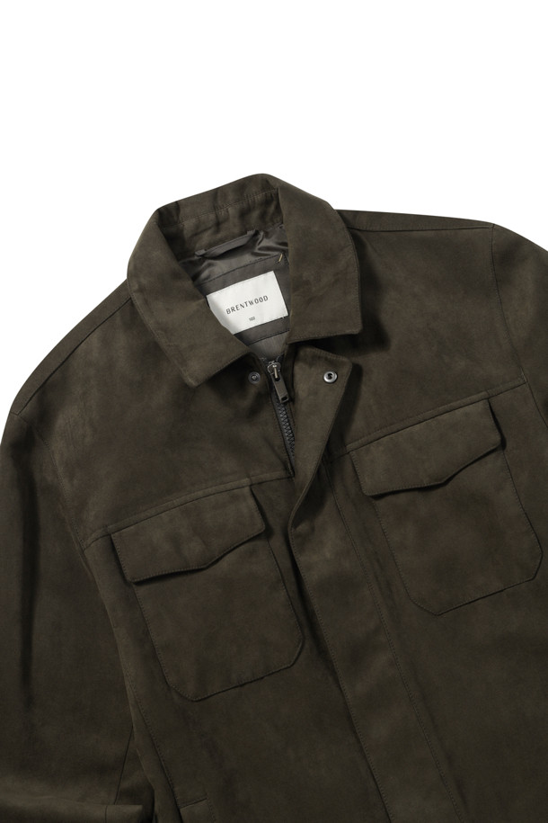 부드러운 스웨이드 소재의 남성용 트러커 재킷입니다. 가을 시즌, 캐주얼하고 클래식한 스타일을 연출하기에 좋습니다. 셔츠형 칼라와 가슴 절개 디테일, 포켓 디테일이 특징이며, 히든스냅 여밈 플라켓과 전체 안감으로 마감되었습니다. 레귤러핏으로 편안하게 착용 가능하며, 데이트룩 또는 가을 나들이룩에 적합합니다. 색상은 브라운이며, 무지 디자인으로 다양한 스타일에 매치하기 용이합니다.
